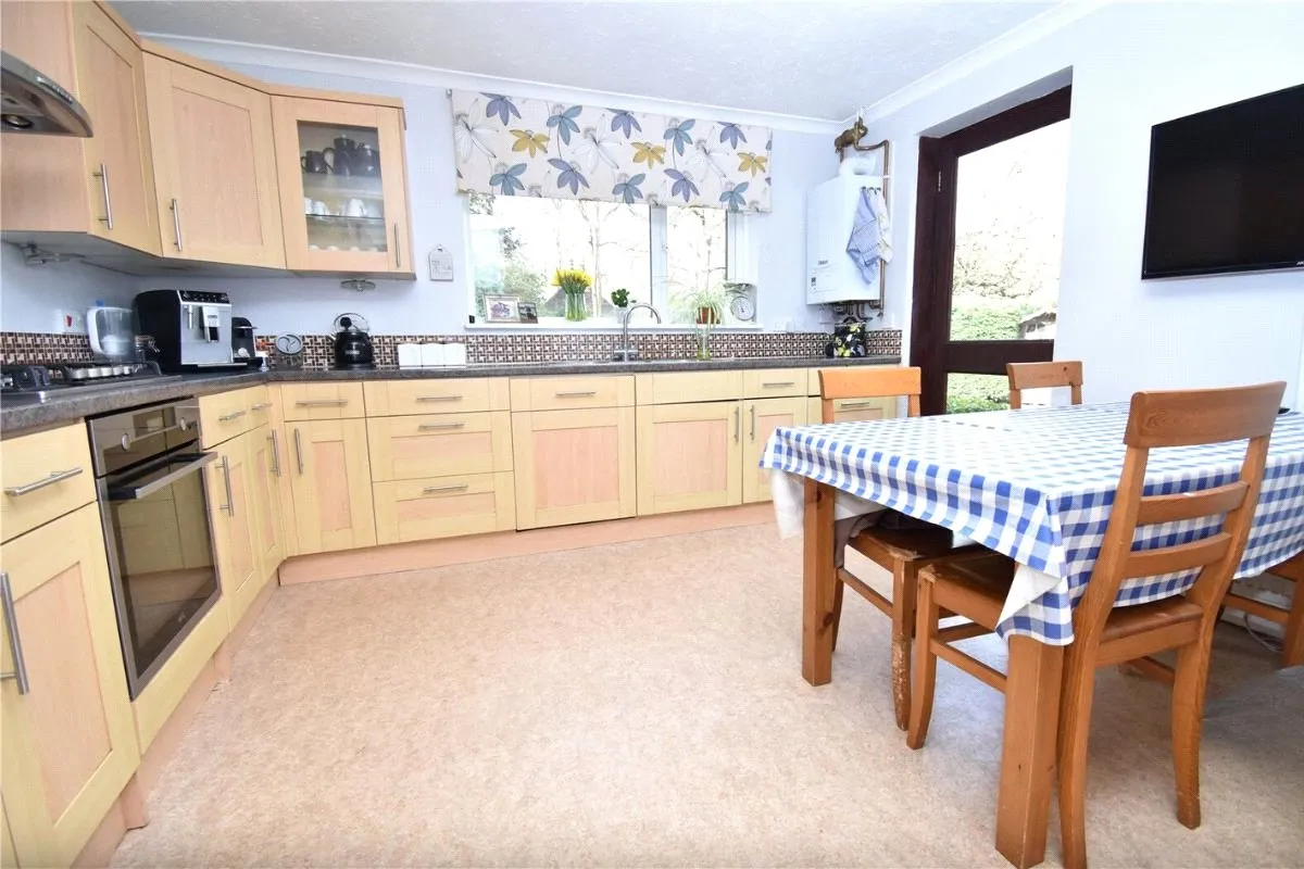 Middle Mead, Hook, Hampshire, RG27 9TE, photo 3