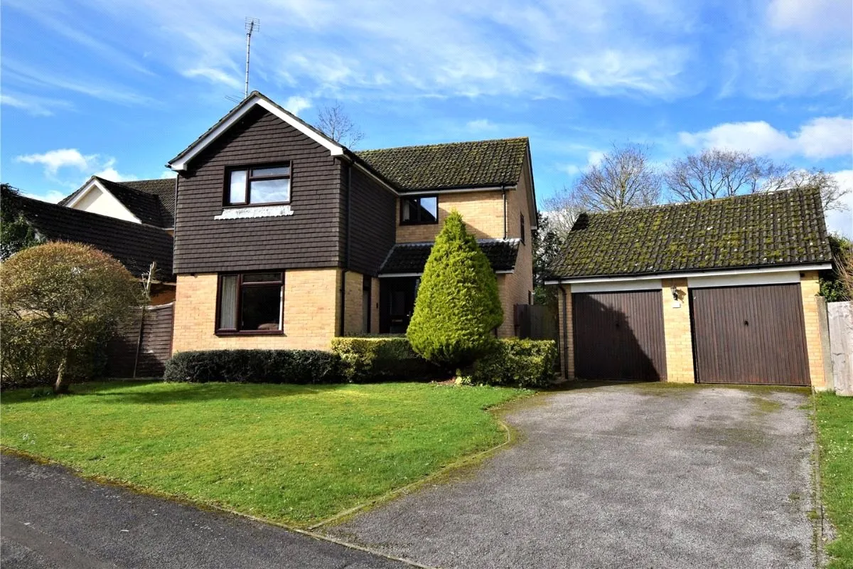 4 bed house to rent — Middle Mead, Hook, Hampshire, RG27 9TE
