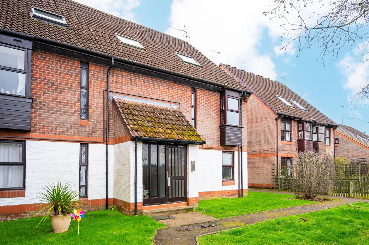 1 bed flat to rent — 20 Veryan, Woking