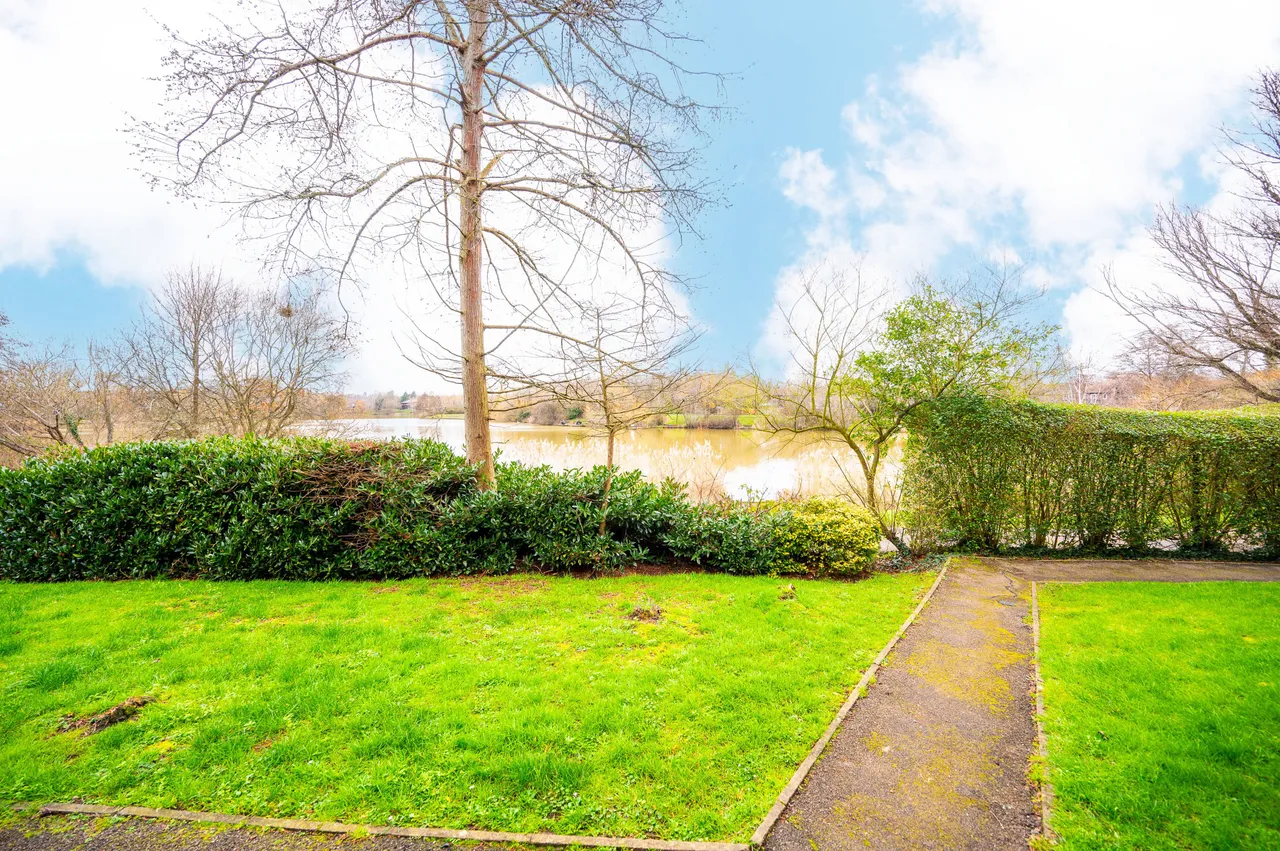 20 Veryan, Woking, photo 9