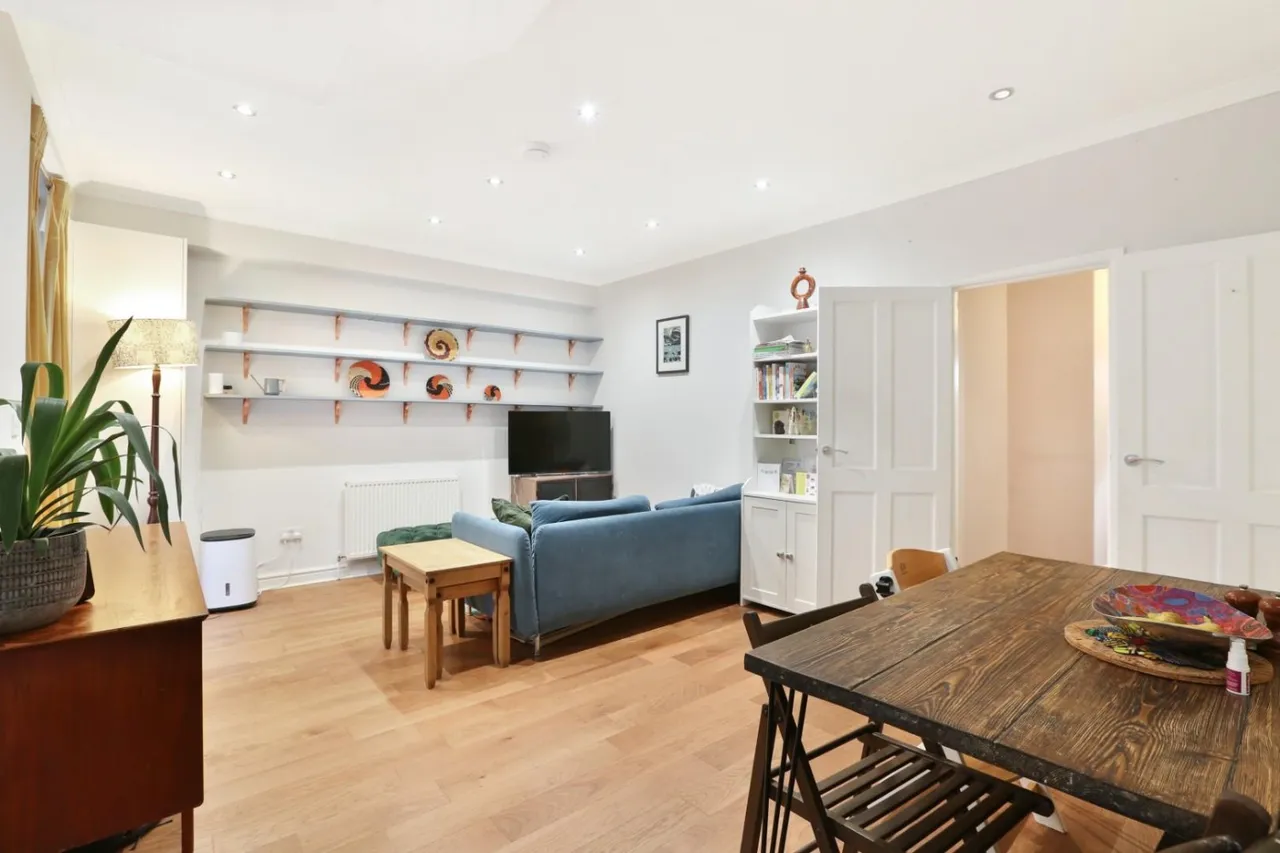 2 bed flat for sale, Flaxman Road, London, SE5