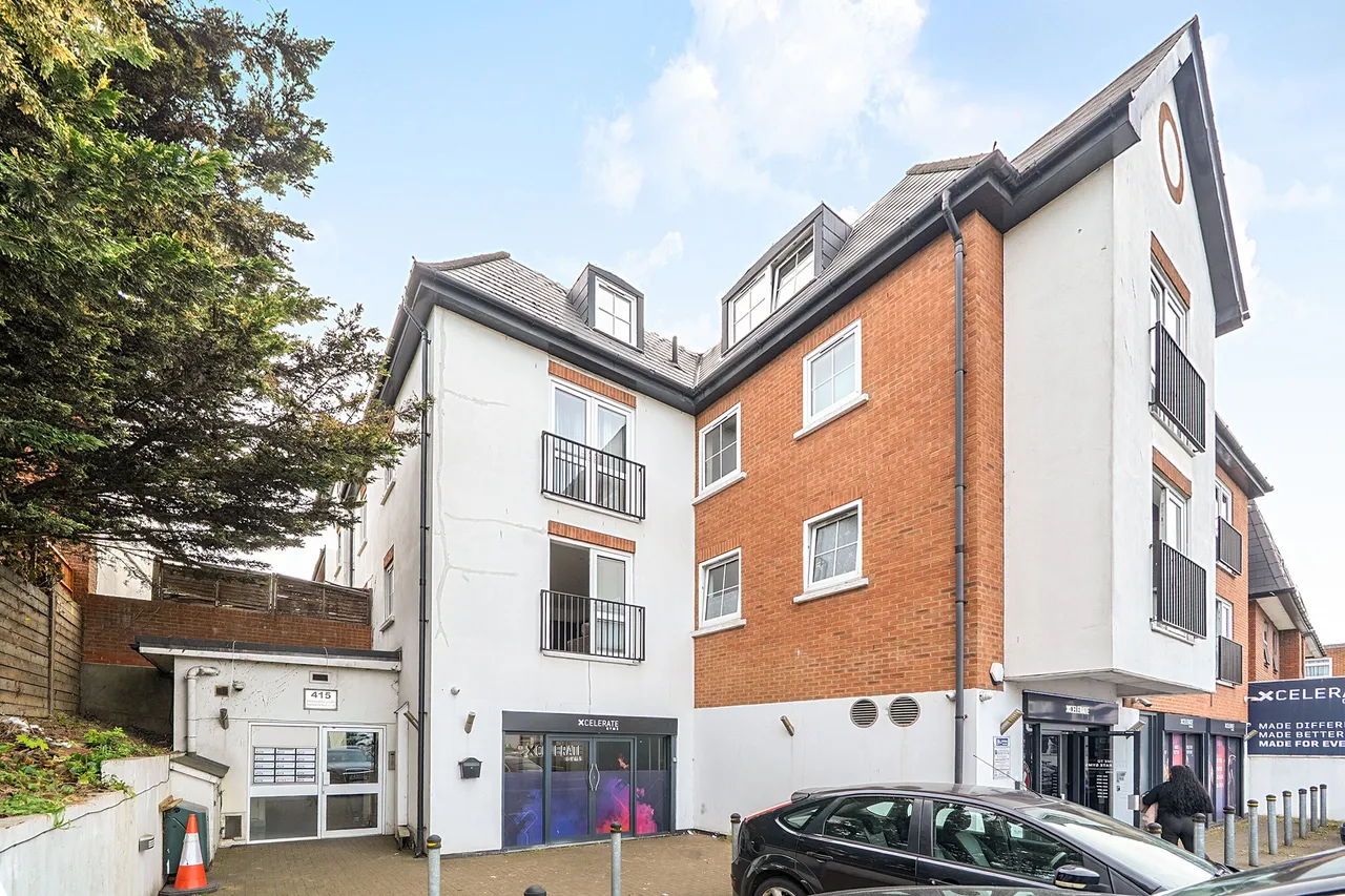 2 bed flat for sale — 9 Brooklands Court, 415 Burnt Oak Broadway, Edgware
