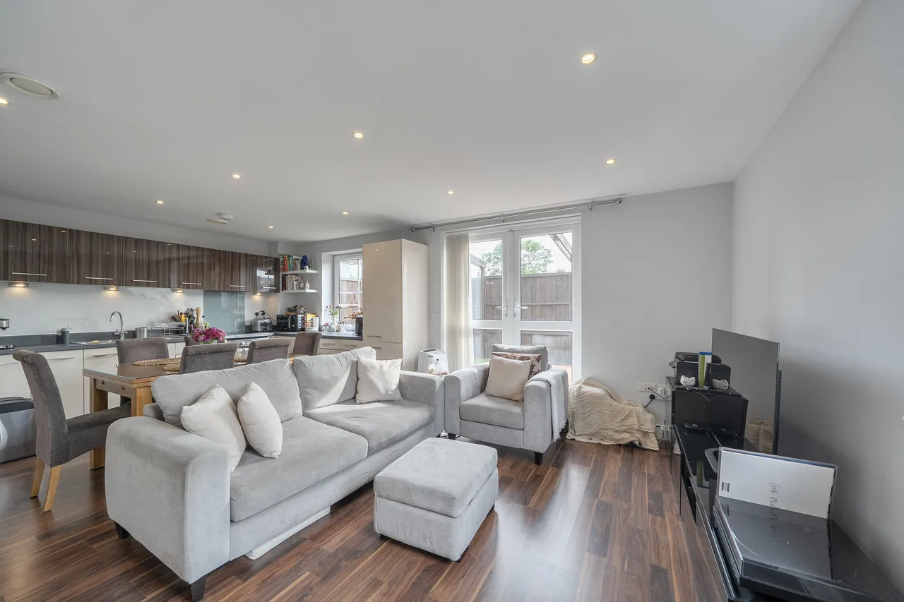 9 Brooklands Court, 415 Burnt Oak Broadway, Edgware, photo 2