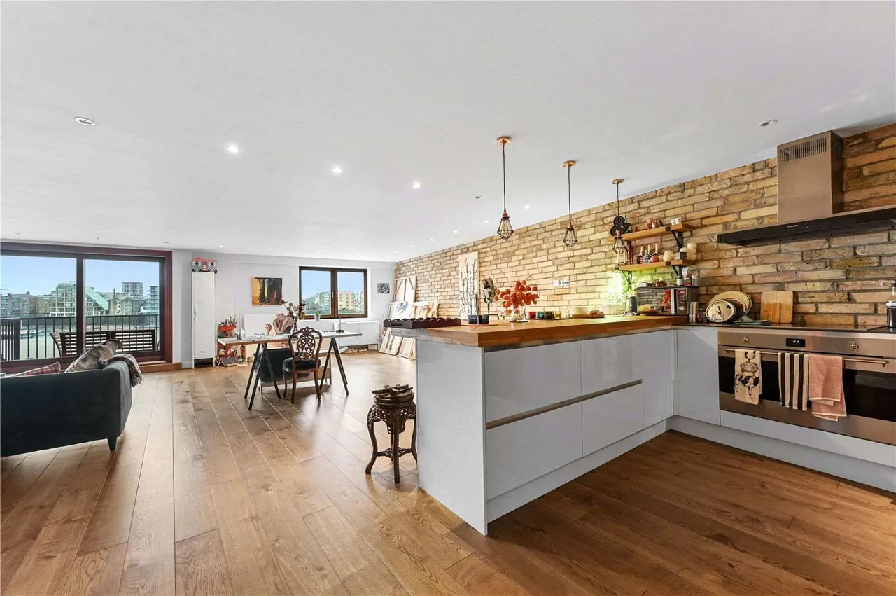 2 bed flat to rent — Wapping High Street, London, E1W 2NL