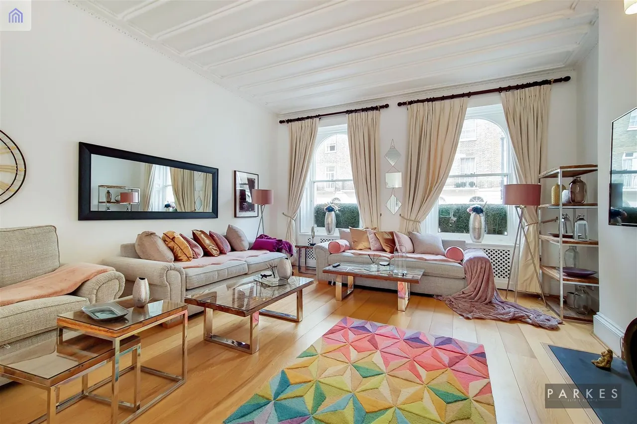 3 bed flat to rent — Lower Belgrave Street, Belgravia, London, SW1W 0LP