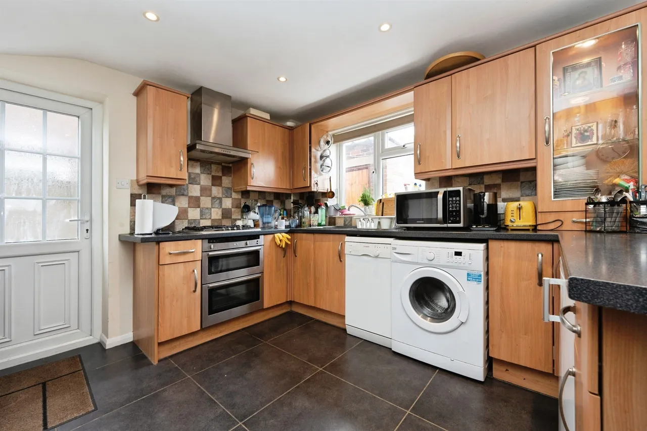 Bournehall Avenue, Bushey, photo 2