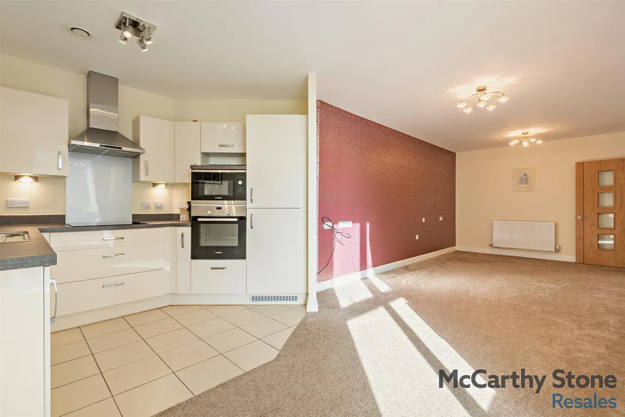 2 bed flat for sale, South Parade, Southsea, PO4
