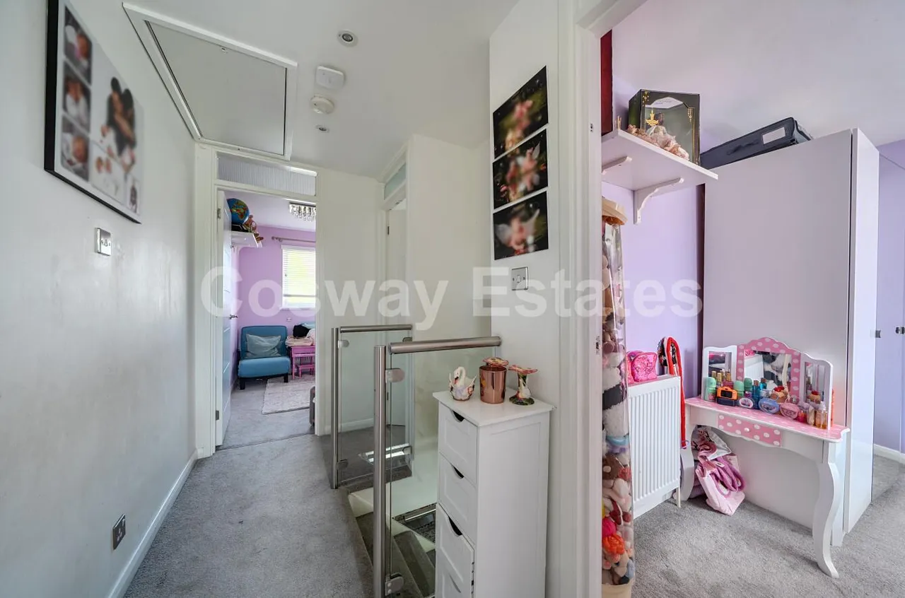 Rowlands Close, Mill Hill, NW7, London, photo 7
