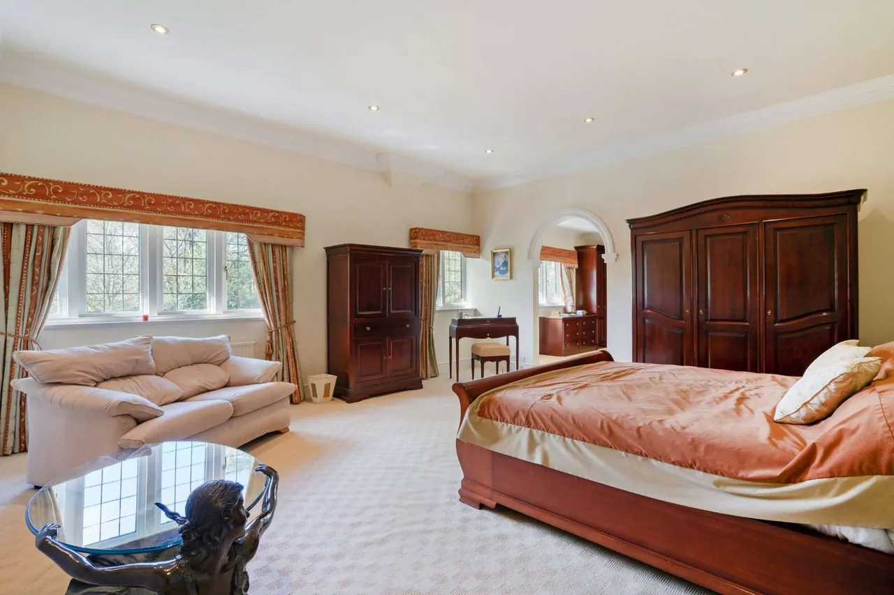 Gong Hill Drive, Lower Bourne, Farnham, Surrey, GU10 3HG, photo 10