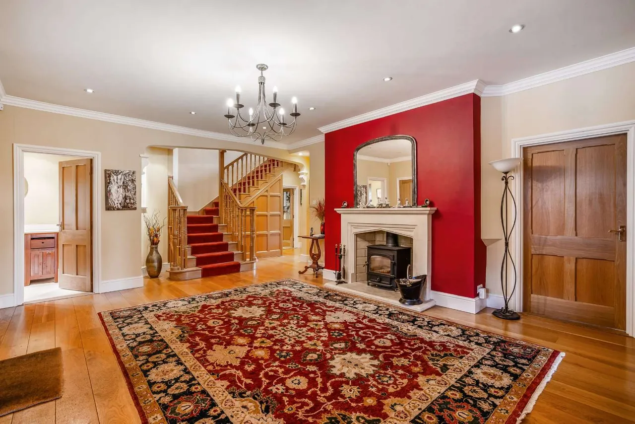 Gong Hill Drive, Lower Bourne, Farnham, Surrey, GU10 3HG, photo 9
