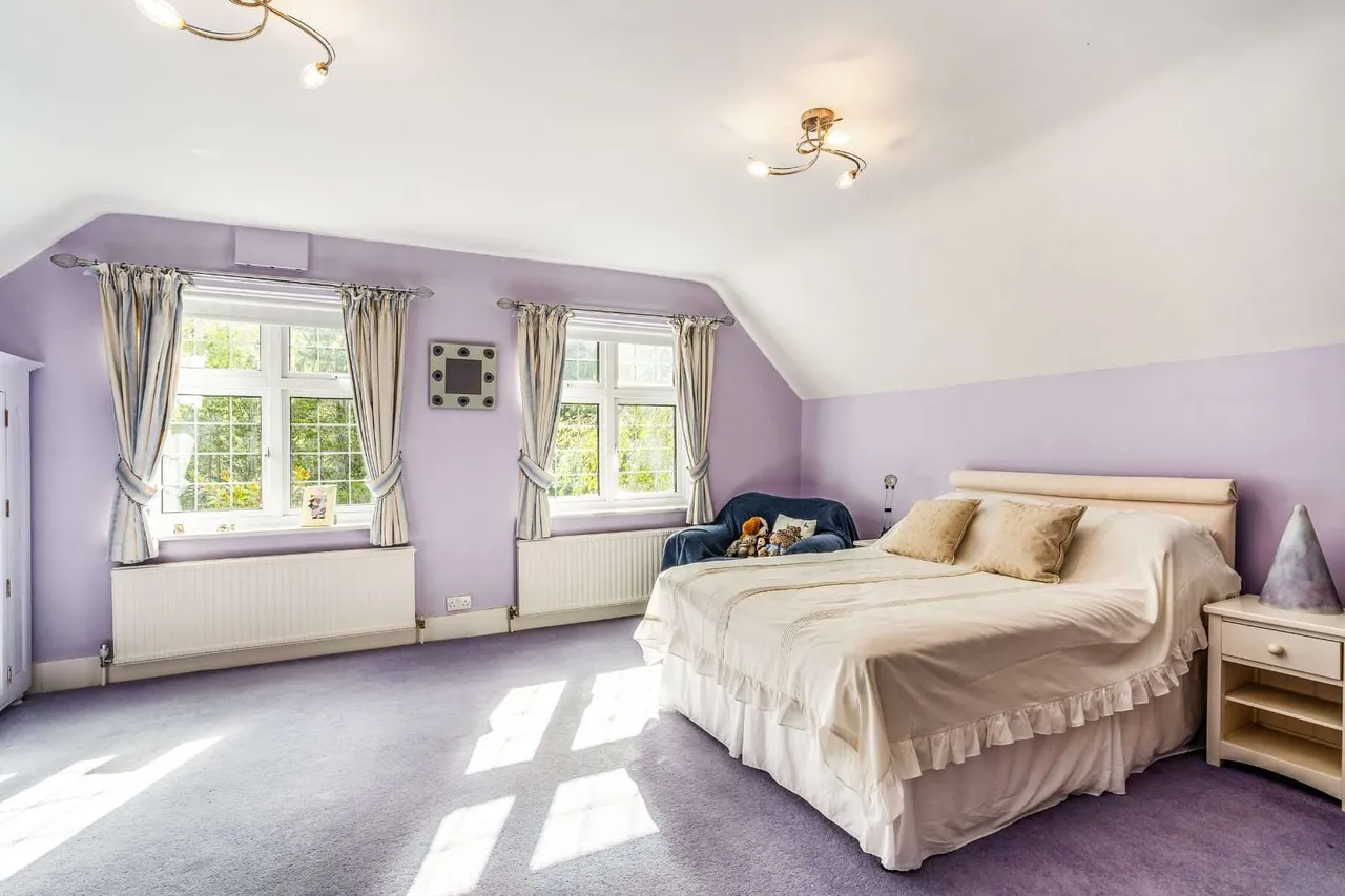 Gong Hill Drive, Lower Bourne, Farnham, Surrey, GU10 3HG, photo 11