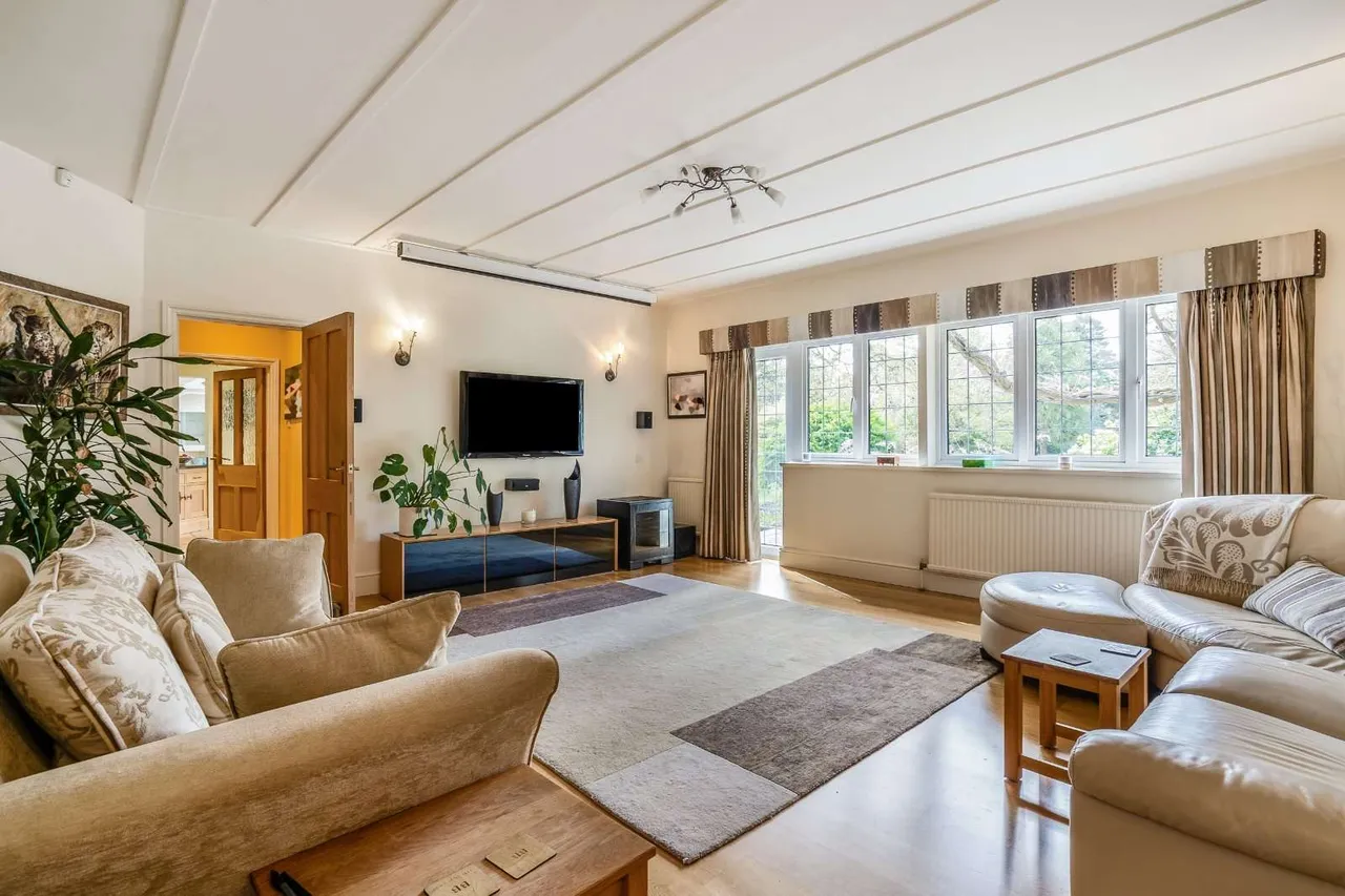 Gong Hill Drive, Lower Bourne, Farnham, Surrey, GU10 3HG, photo 7