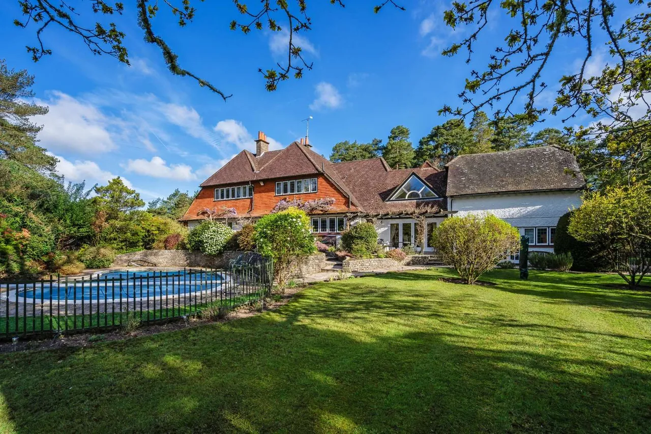 6 bed house for sale — Gong Hill Drive, Lower Bourne, Farnham, Surrey, GU10 3HG