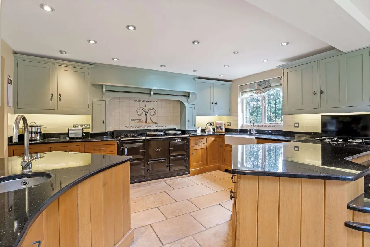 Gong Hill Drive, Lower Bourne, Farnham, Surrey, GU10 3HG, photo 4