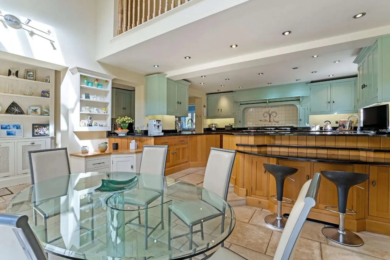 Gong Hill Drive, Lower Bourne, Farnham, Surrey, GU10 3HG, photo 5