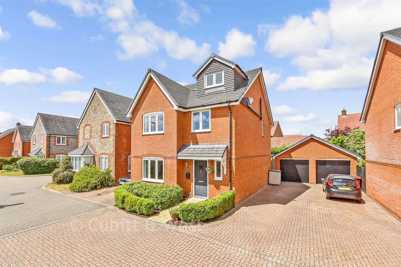6 bed house for sale, Vespasian Close, Westhampnett, PO18
