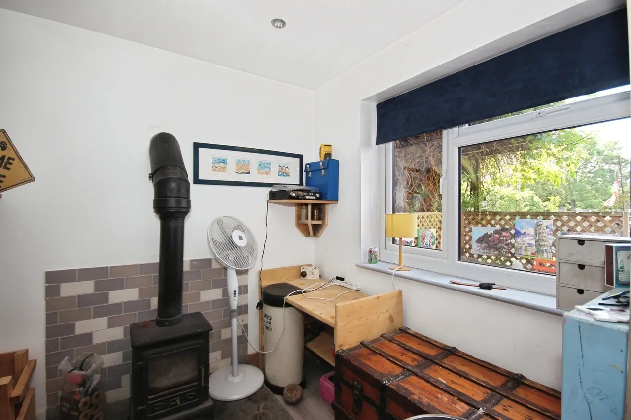 Home Farm Crescent, Whitnash, Leamington Spa, photo 5