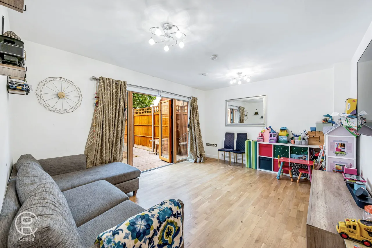 Alton Court, London, W7, photo 3