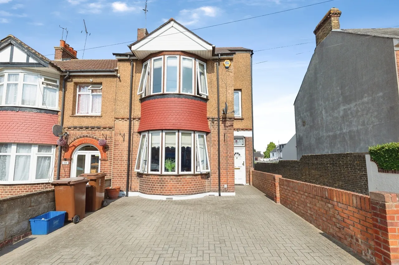 3 bed house for sale — Sturdee Avenue, Gillingham