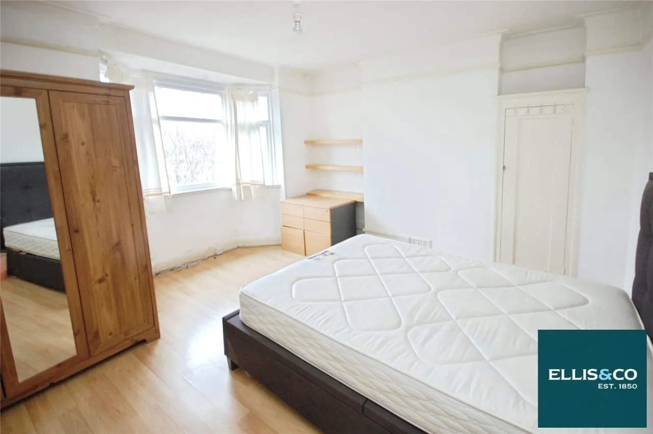 Finchley Road, NW11, photo 7