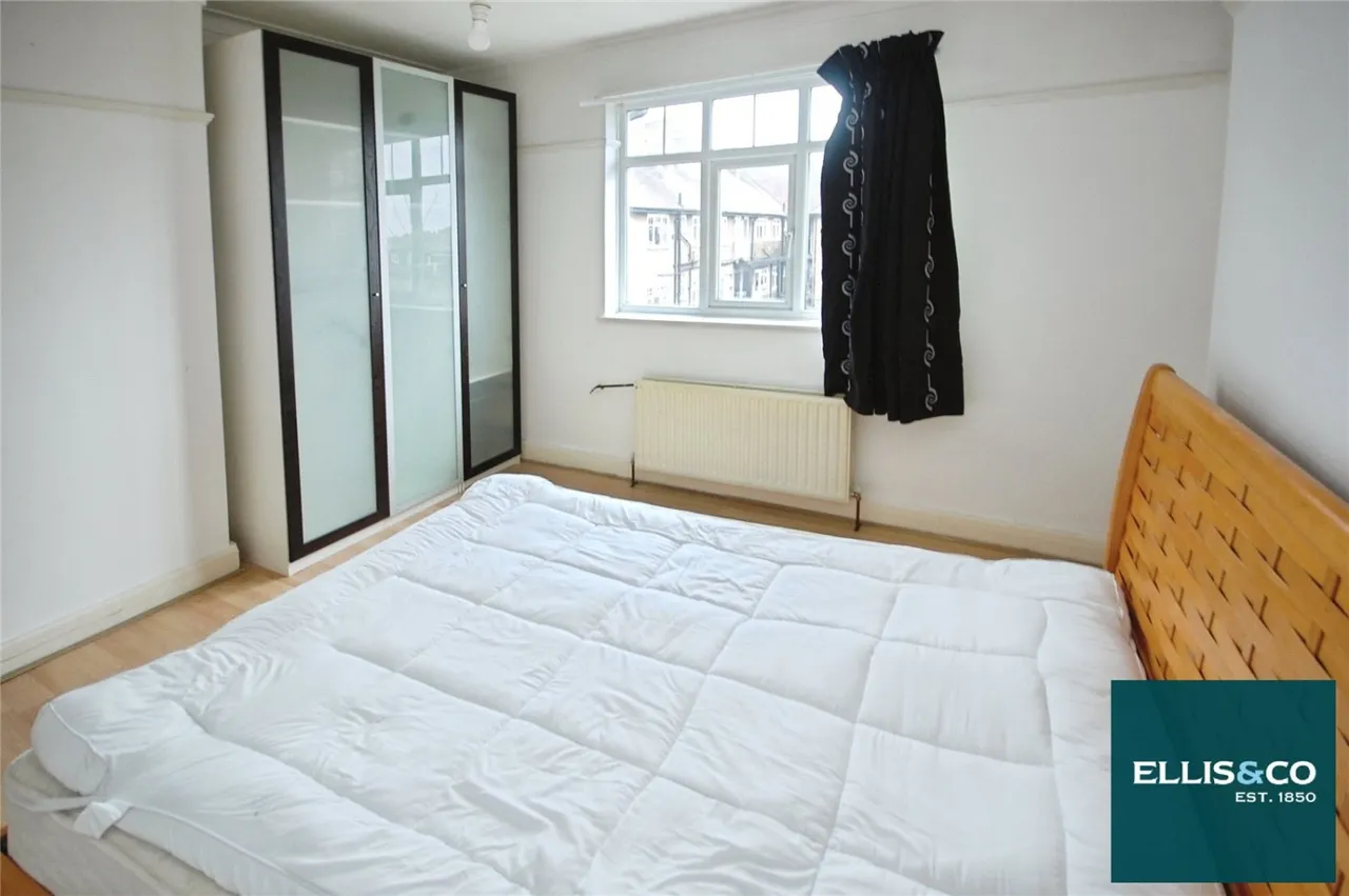 Finchley Road, NW11, photo 8