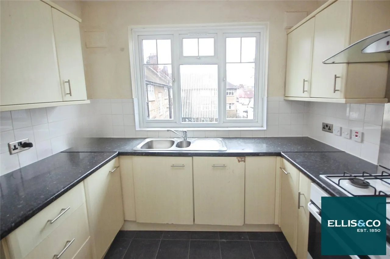 Finchley Road, NW11, photo 2