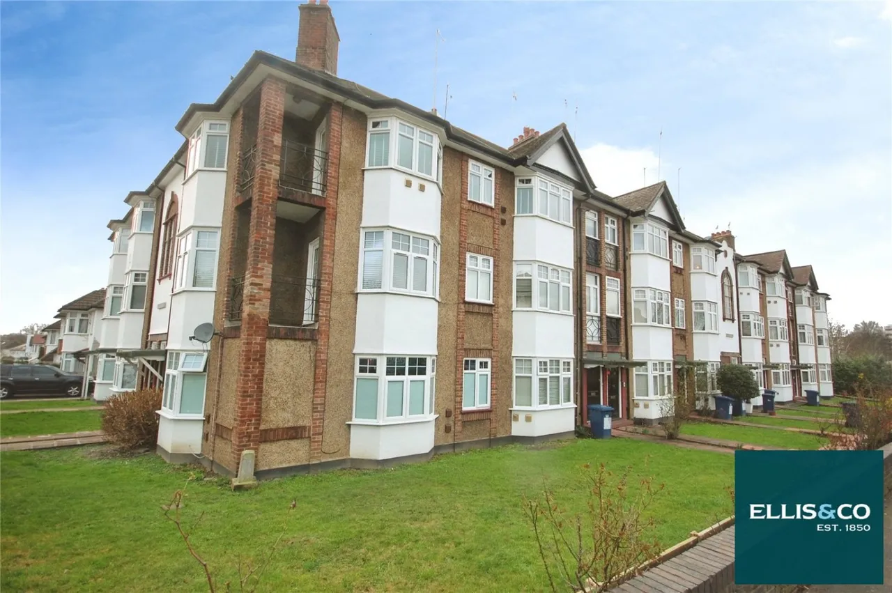 Finchley Road, NW11, photo 3