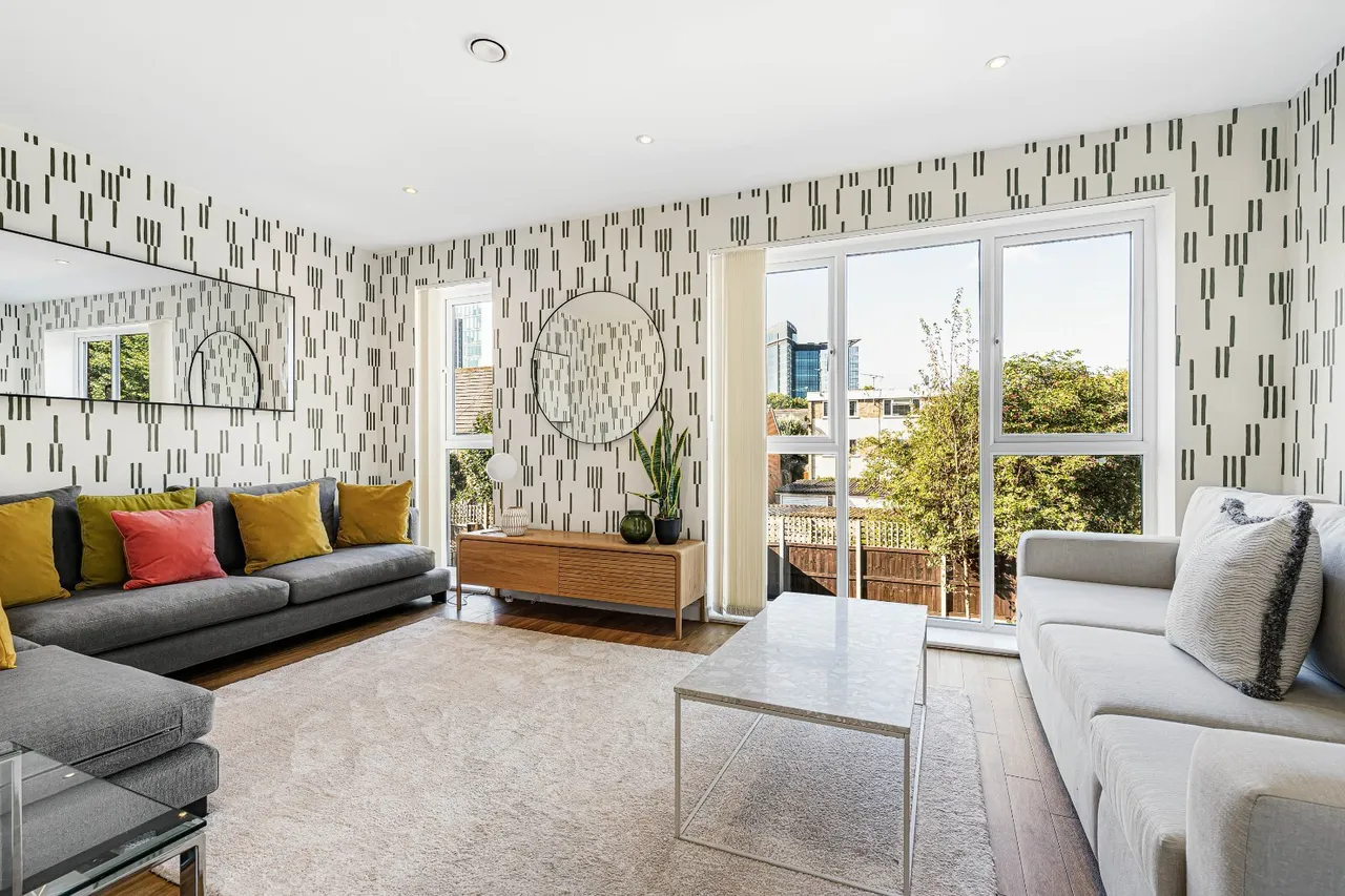 4 bed house for sale, Reynard's Way, Brentford, TW8
