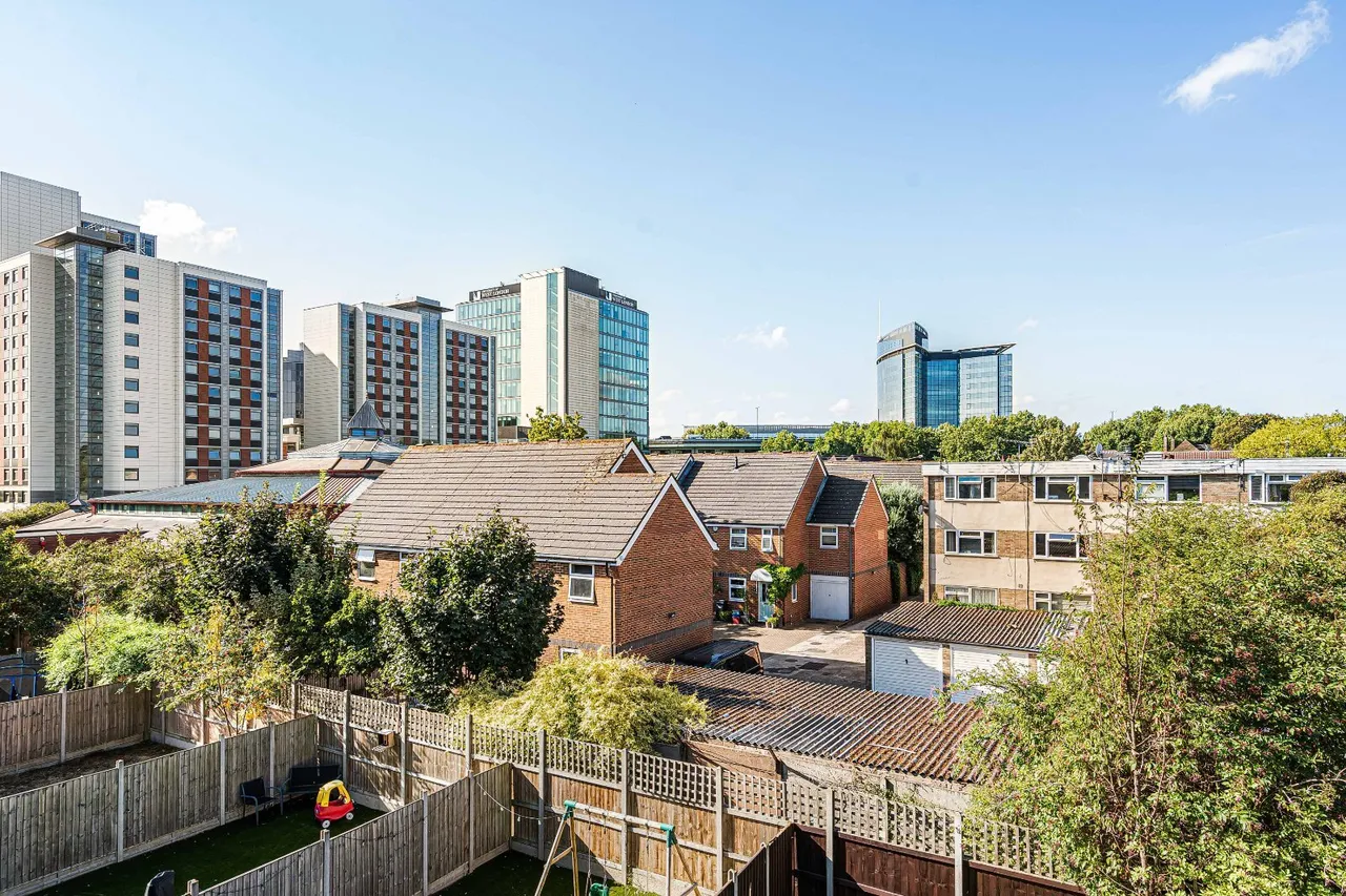 Reynard's Way, Brentford, TW8, photo 16