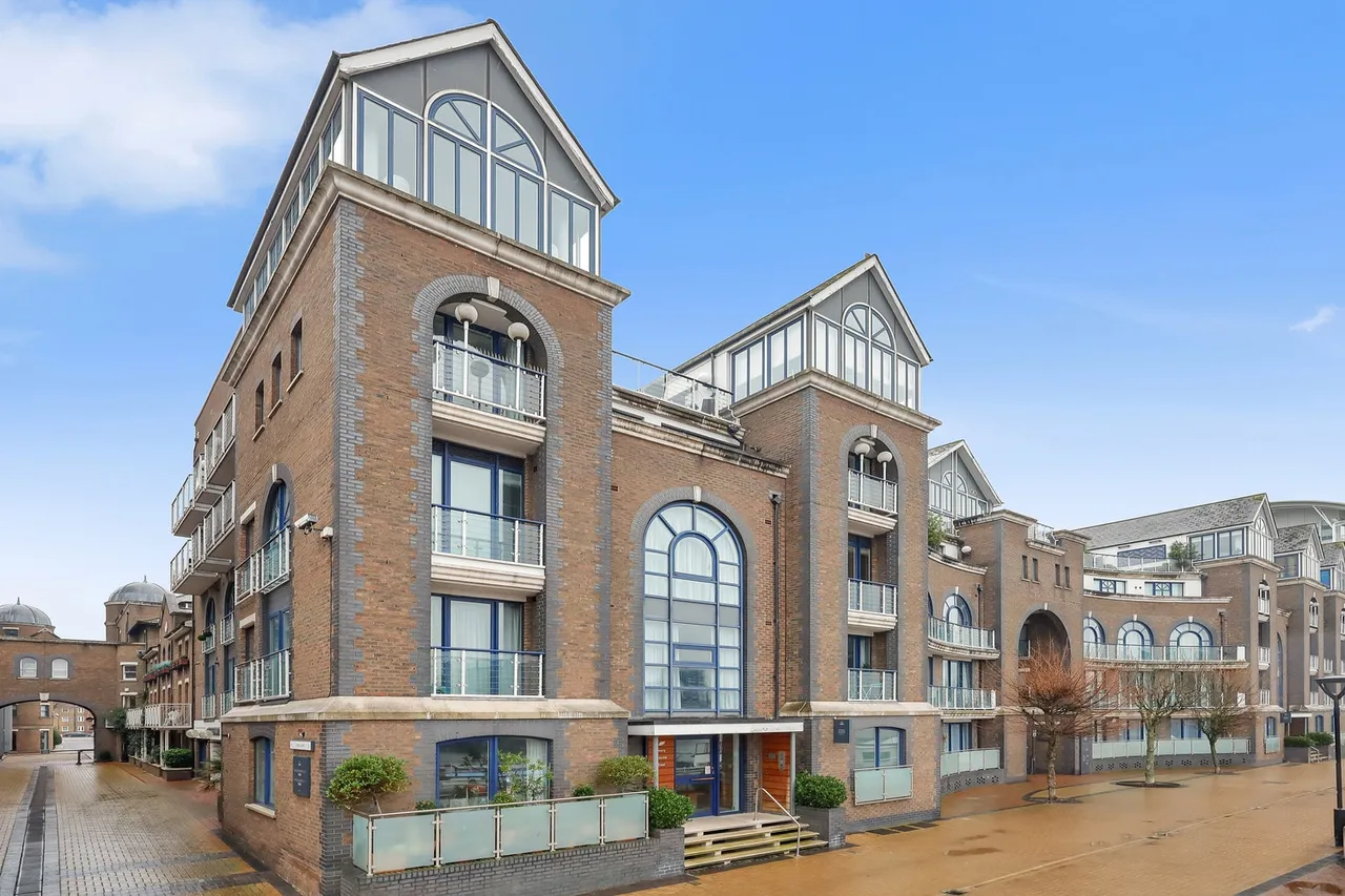 1 bed property for sale — Flat 5, Ivory House, Clove Hitch Quay, London, SW11 3FA