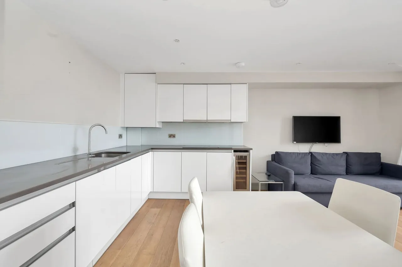 Flat 5, Ivory House, Clove Hitch Quay, London, SW11 3FA, photo 6