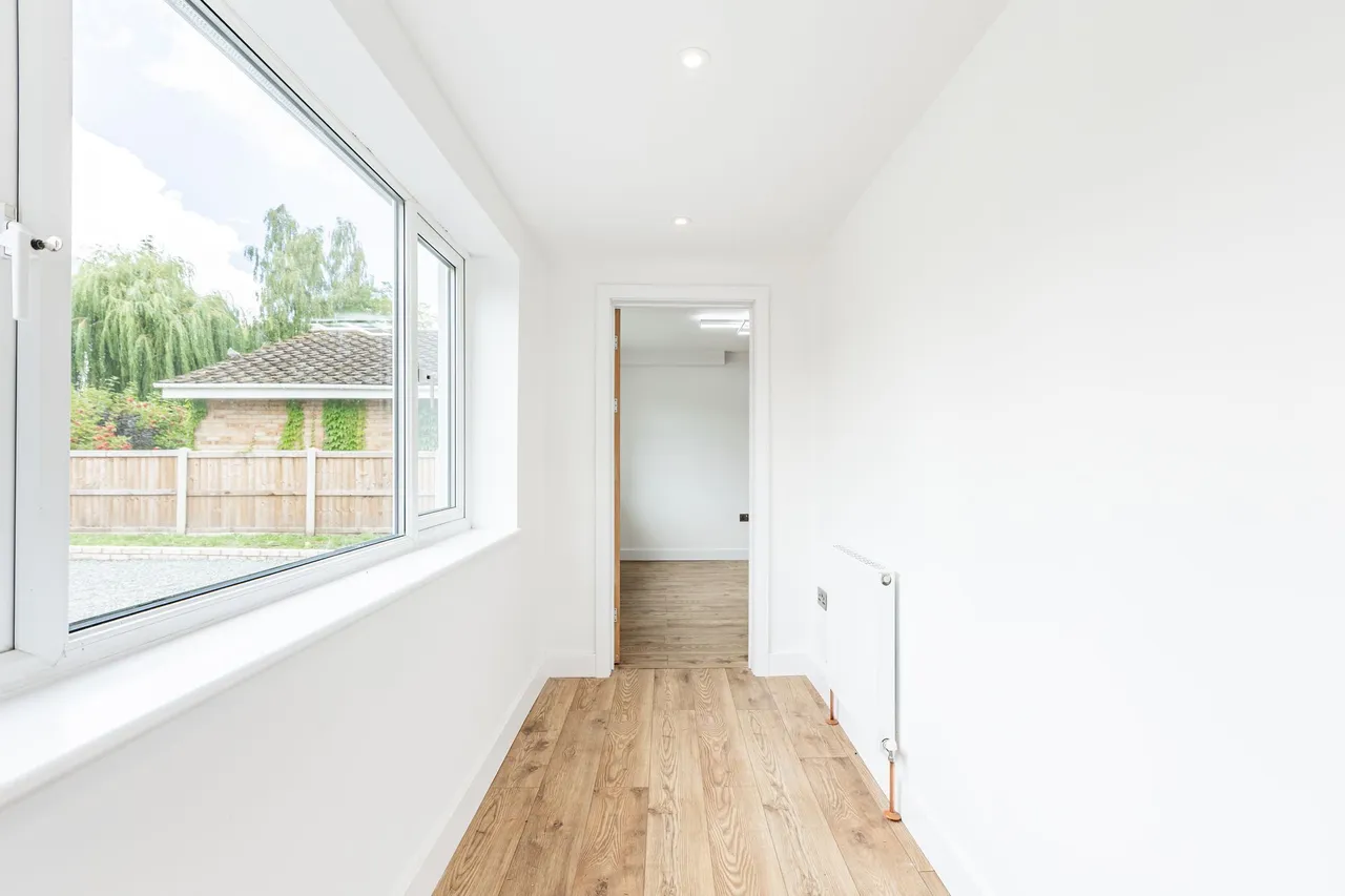 Chain Free Four Bedroom Detached Bung, photo 9