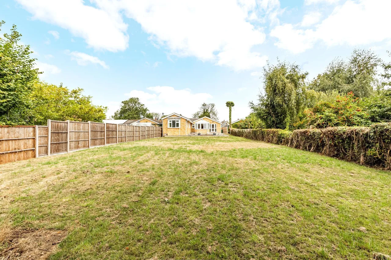 Chain Free Four Bedroom Detached Bung, photo 3
