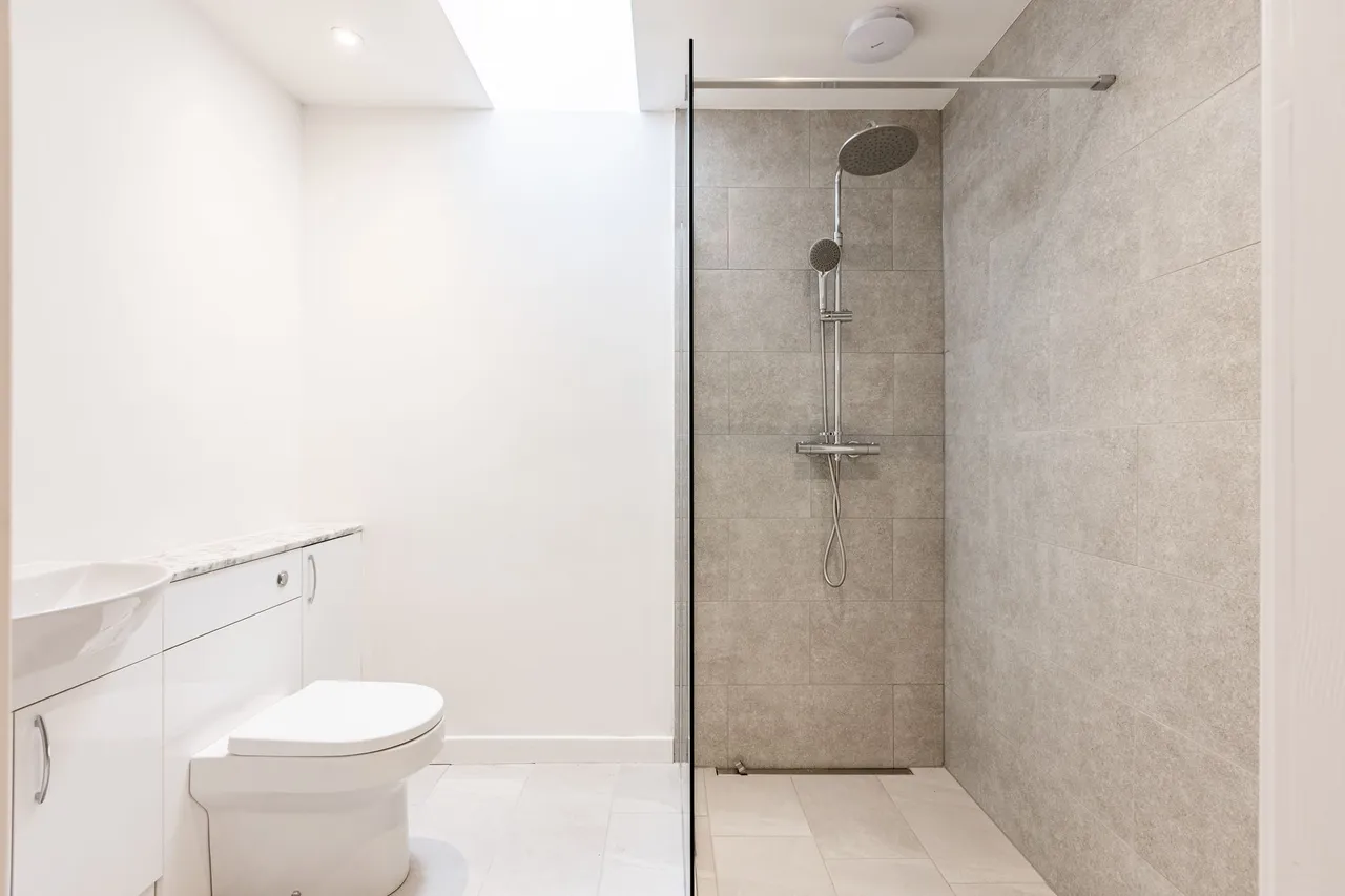 Chain Free Four Bedroom Detached Bung, photo 13