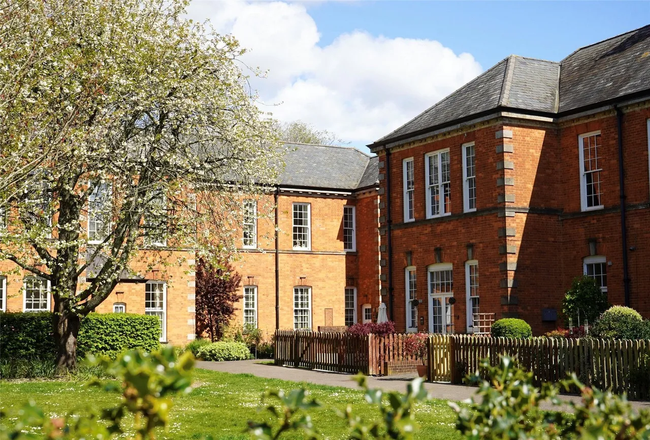 2 bed property for sale, Homestead Road, Chichester, PO19