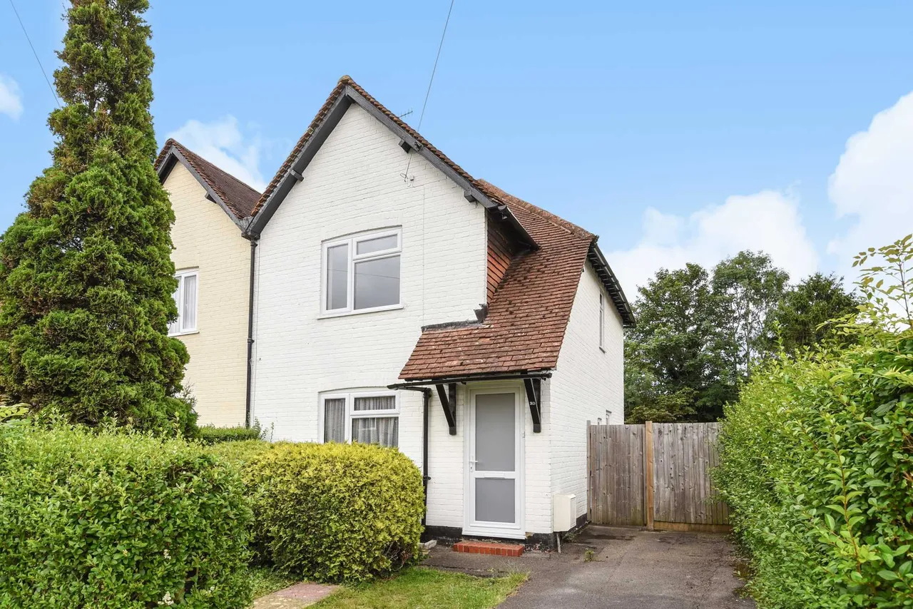 3 bed house for sale — Raymond Crescent, Guildford, GU2 7SU