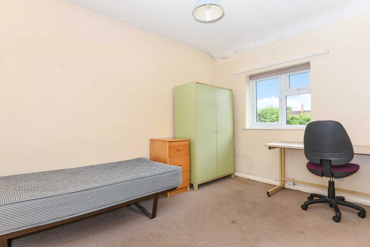 Raymond Crescent, Guildford, GU2 7SU, photo 4