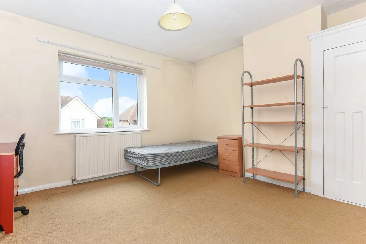 Raymond Crescent, Guildford, GU2 7SU, photo 5