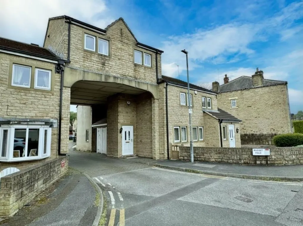 2 bed flat to rent — Russet Fold, Liversedge WF15 6DH