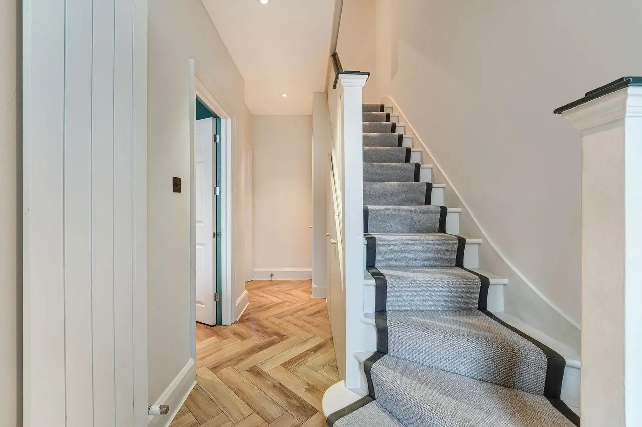 Myrtle Grove, New Malden KT3 3LF, photo 3
