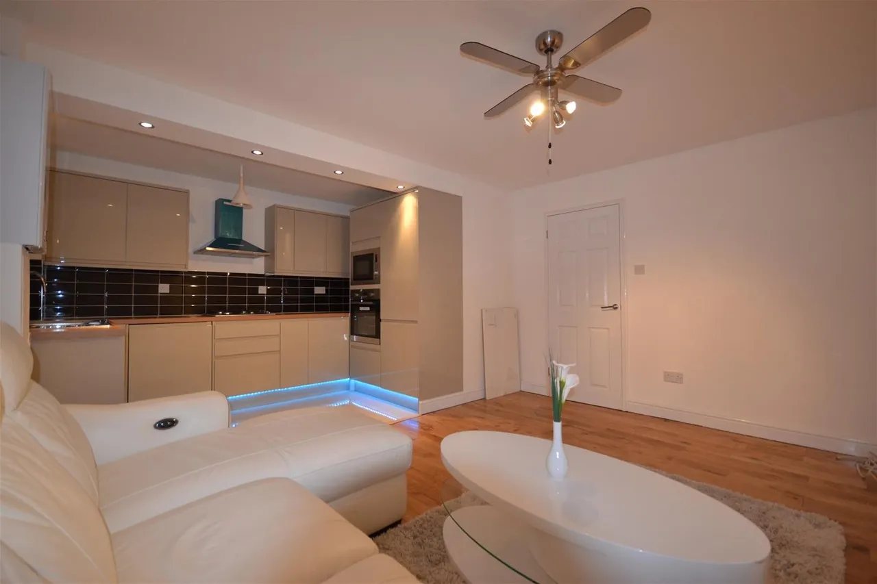 Green Pond Close, London, Greater London E17 6EF, photo 2