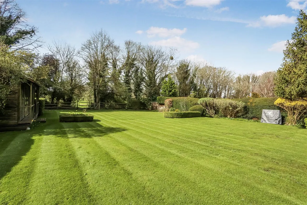 Golf Side, South Cheam, SM2 7EZ, photo 29