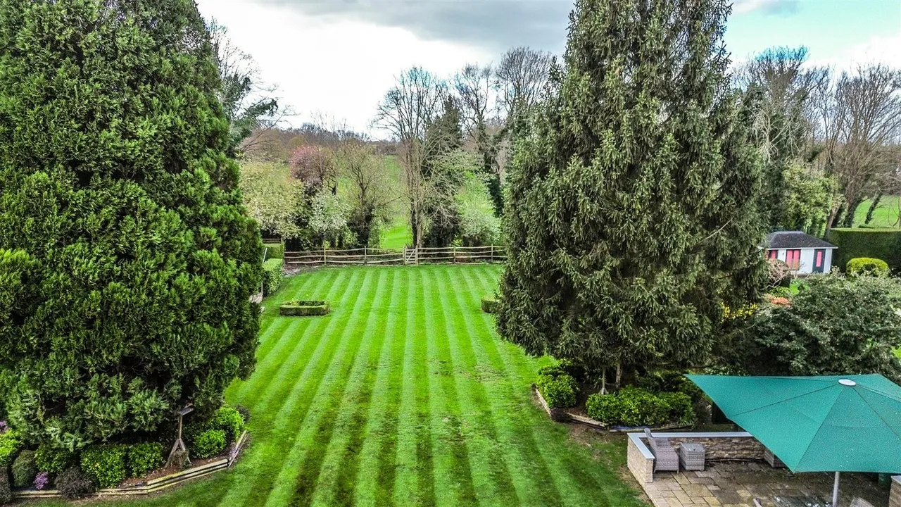 Golf Side, South Cheam, SM2 7EZ, photo 2