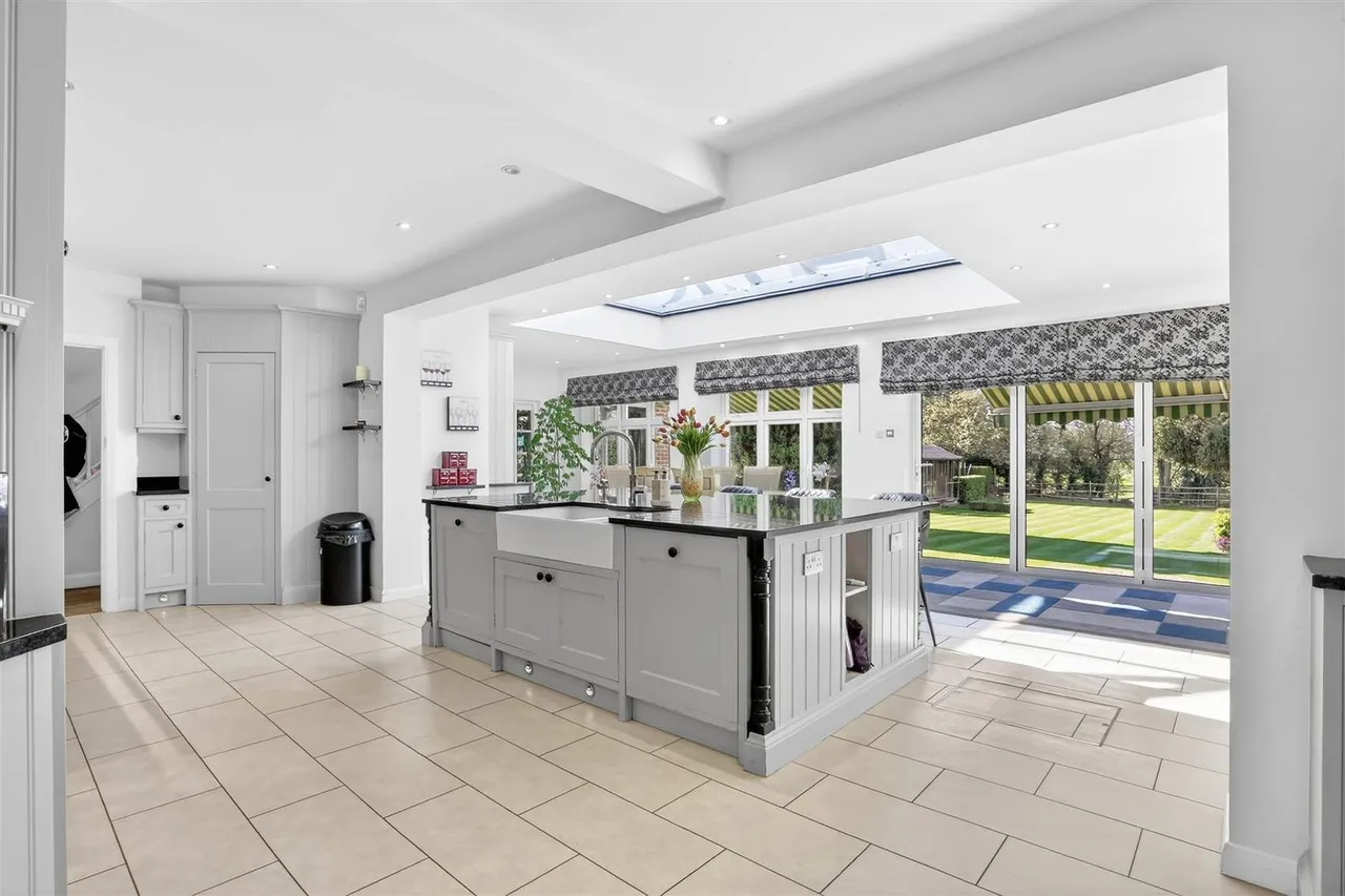 Golf Side, South Cheam, SM2 7EZ, photo 17