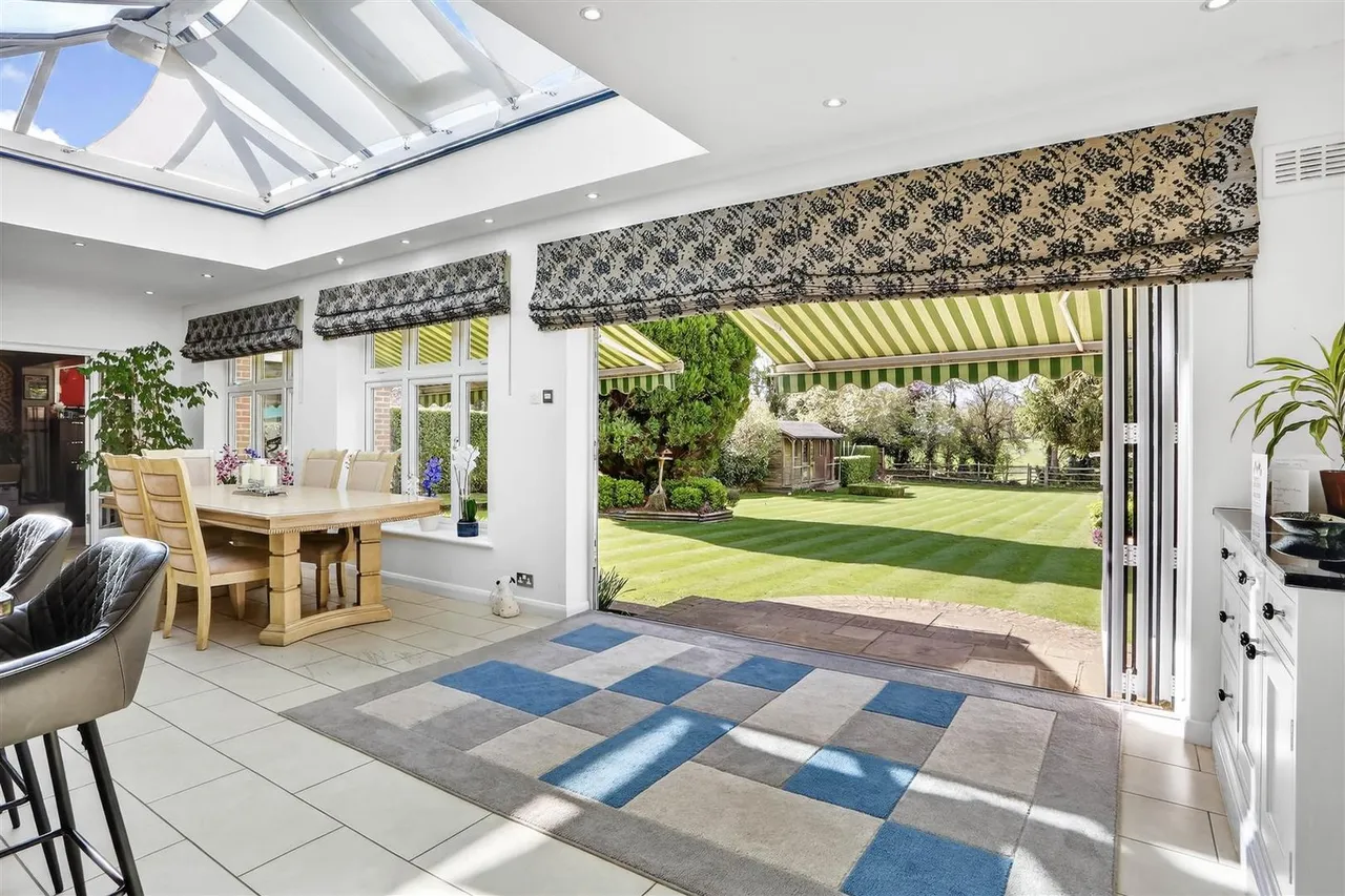 Golf Side, South Cheam, SM2 7EZ, photo 24