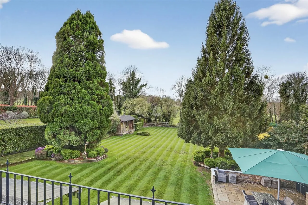Golf Side, South Cheam, SM2 7EZ, photo 47