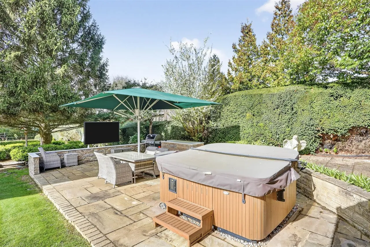 Golf Side, South Cheam, SM2 7EZ, photo 26