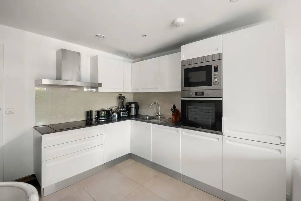 178 Eastcote Lane, Harrow, photo 2