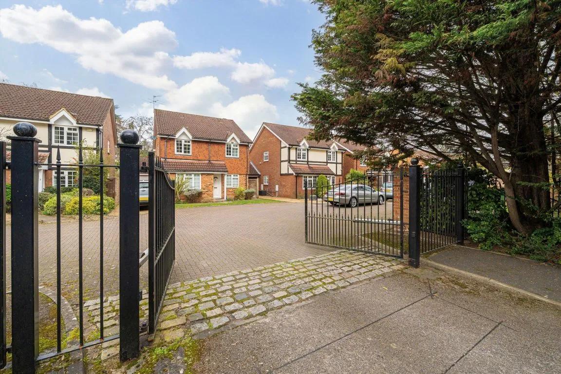 Village Close, Weybridge, KT13, photo 11