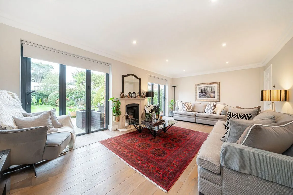 Village Close, Weybridge, KT13, photo 2